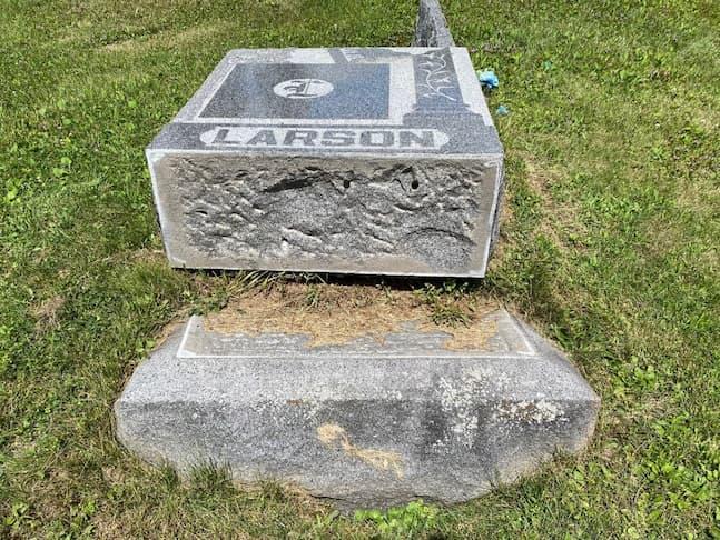 Upright monument in two pieces in need of repair