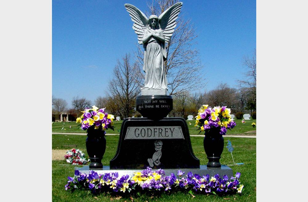 Family monument in black granite with angel sculpture