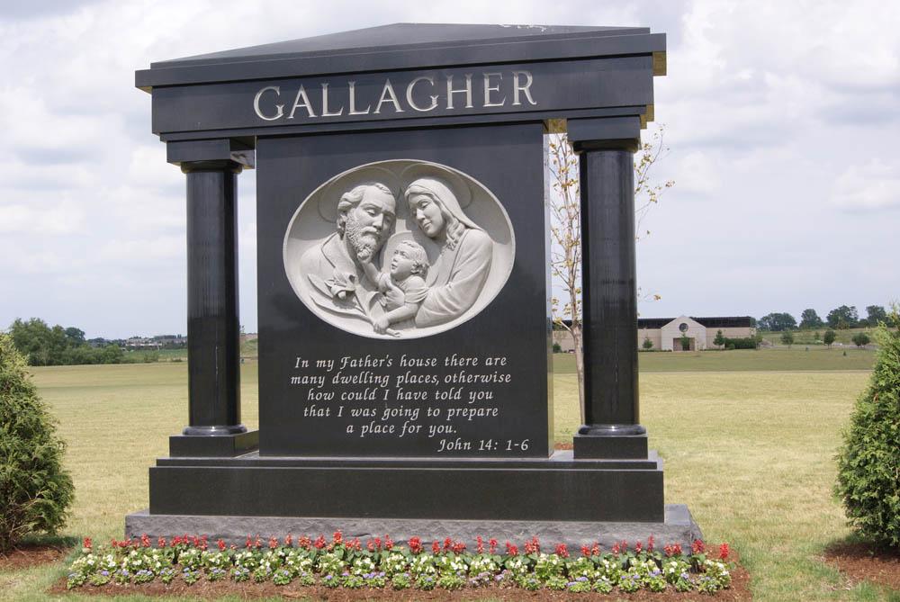 Large family monument in black granite with Holy Family depiction